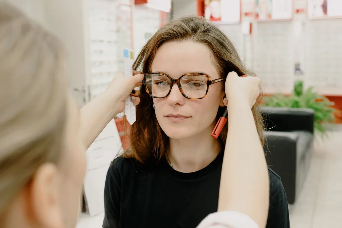 An illustrative frame-fitting conversation in an optical setting